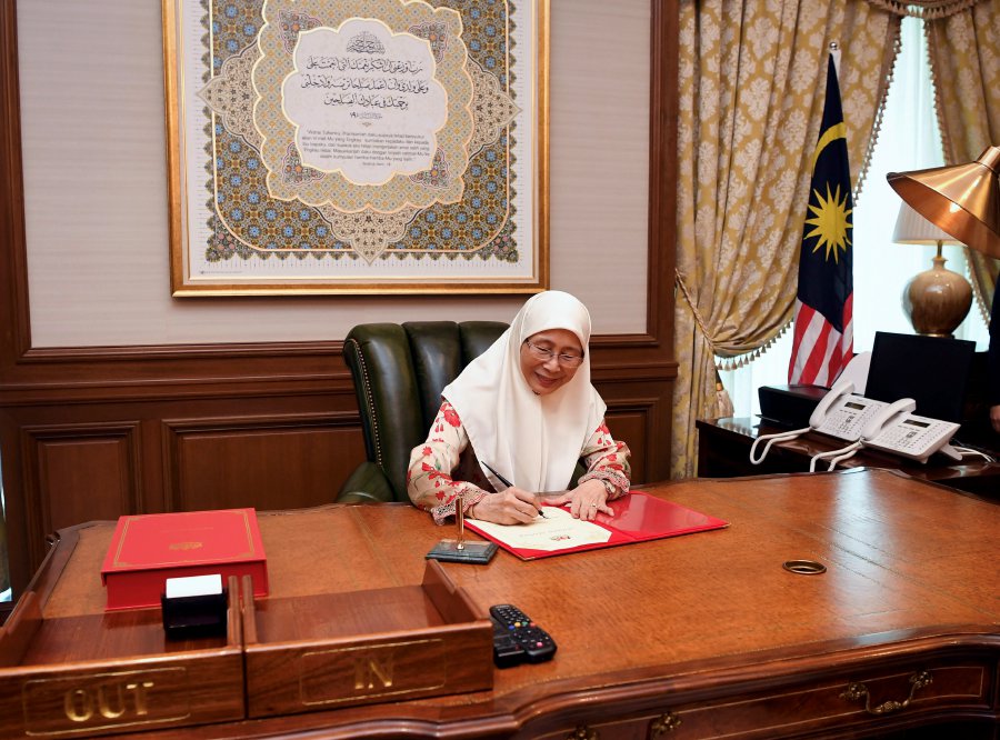 Dr Wan Azizah to work with Dr M as a team | New Straits Times ...