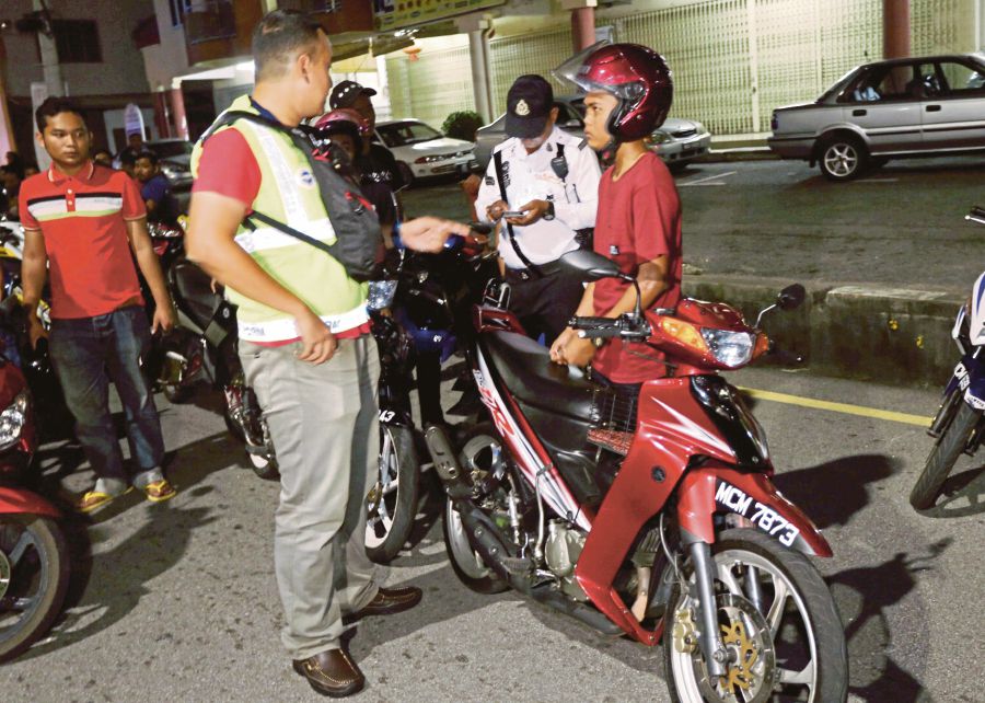 Melaka Cops Arrest 11 In Illegal Racing Mat Rempit Crackdown