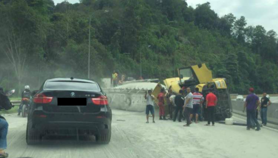 Due to the crash, traffic was at a stand still at Karak Highway. Pic courtesy of NST reader. 