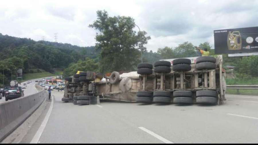 It is beleved that the trailer lorry drive lost control of the vehicle. Pic courtesy of NST reader. 