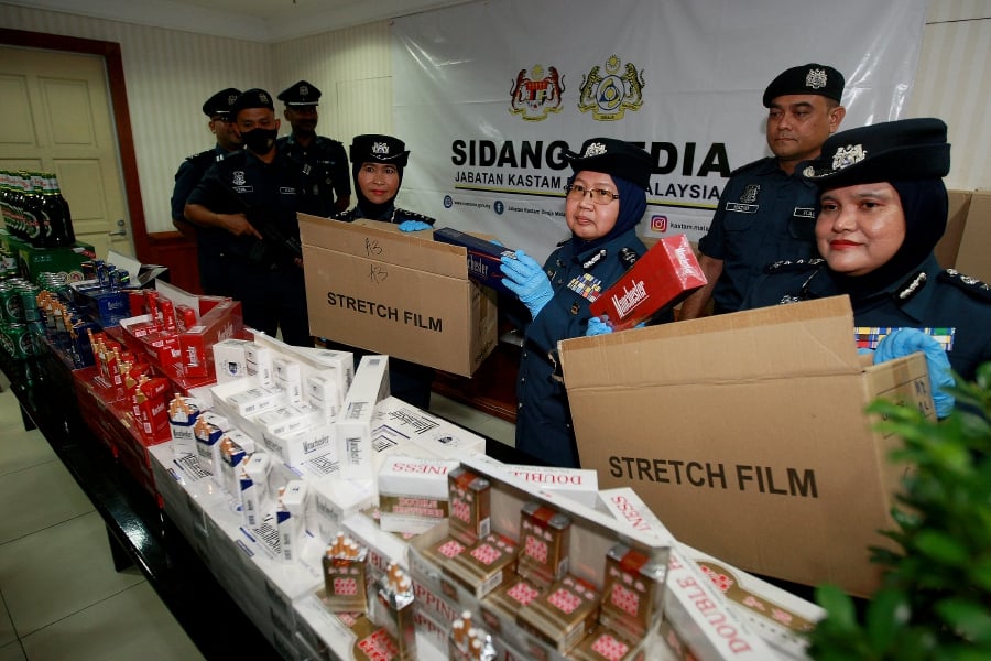 Central Zone deputy director Norlela Ismail with the seized items. -- NSTP/FAIZ ANUAR