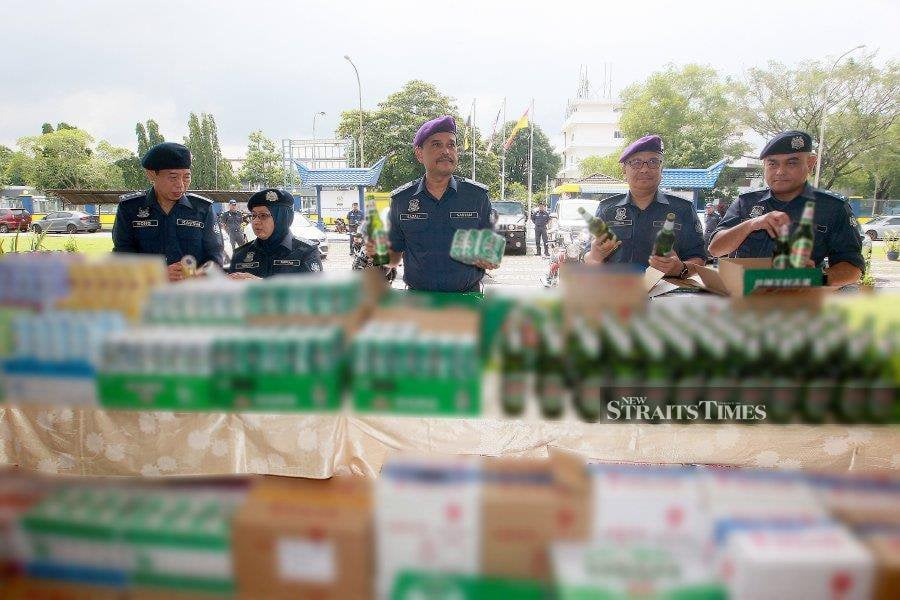 Customs Department deputy director-general (Enforcement and Compliance) Datuk Sazali Mohamad (centre) with his officers show the seized items, during a press conference in Port Klang. - NSTP/FAIZ ANUAR