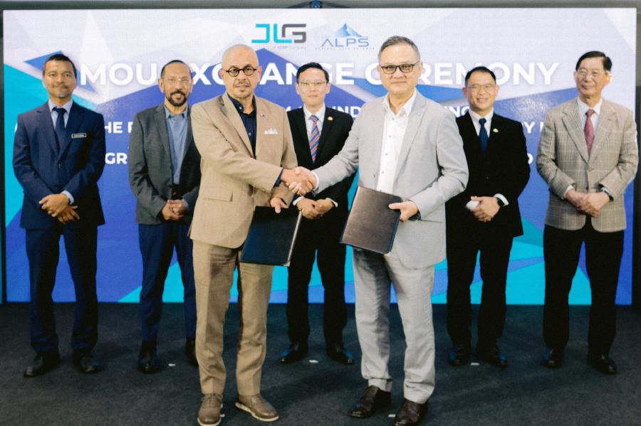 Datuk Sr. Akmal Ahmad, director of real estate and infrastructure at Johor Corporation (left) and Datuk Sri Dr. Tham Seng, group chief executive officer of ALPS Global Holding Bhd (right), during the exchange of the Memorandum of Understanding.