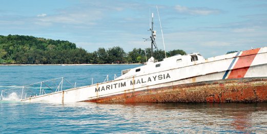 Historic ship  sinks in Kota  Kinabalu  but for a good cause 