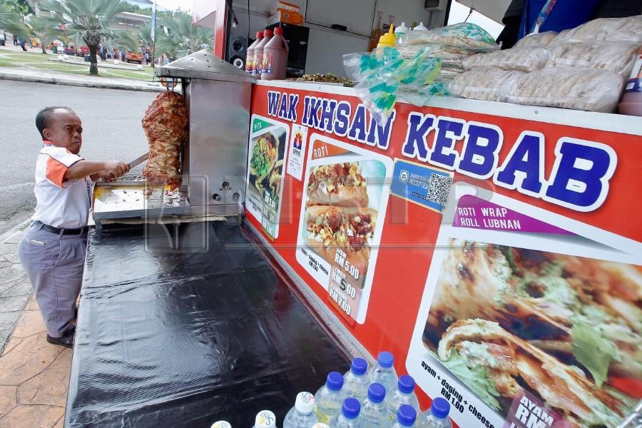 Ishak Sirat said “The meat I use is very fresh, using 25 spices to produce the ‘Wak Ikhsan Kebab.’” NSTP/ Saddam Yusoff