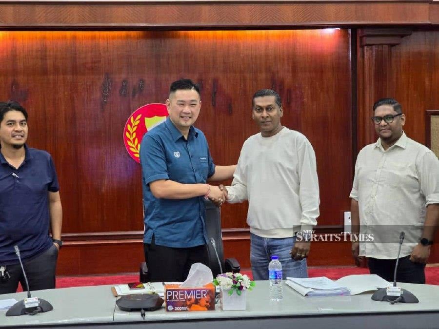 State Chinese, Indian and Siamese Communities Committee chairman Wong Chia Zhen and Sri Maha Mariamman Temple committee chairman K Kheeshor Kumaar shaking hands after agreeing to relocate the temple to a suitable location - NSTP/ AHMAD MUKHSEIN MUKHTAR