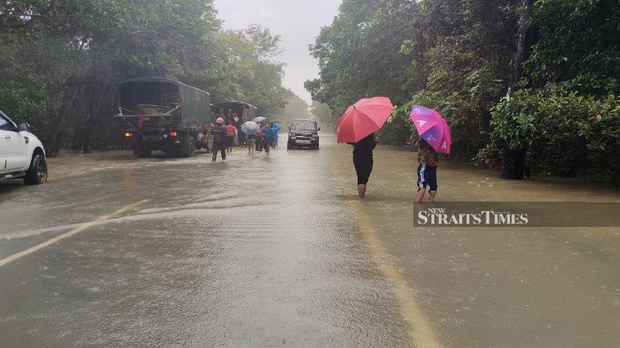 Jalan Kalbok Lima, Rantau Panjang - Pasir Mas, is closed to traffic after it was inundated with floodwaters. - NSTP/SYAHERAH MUSTAFA..