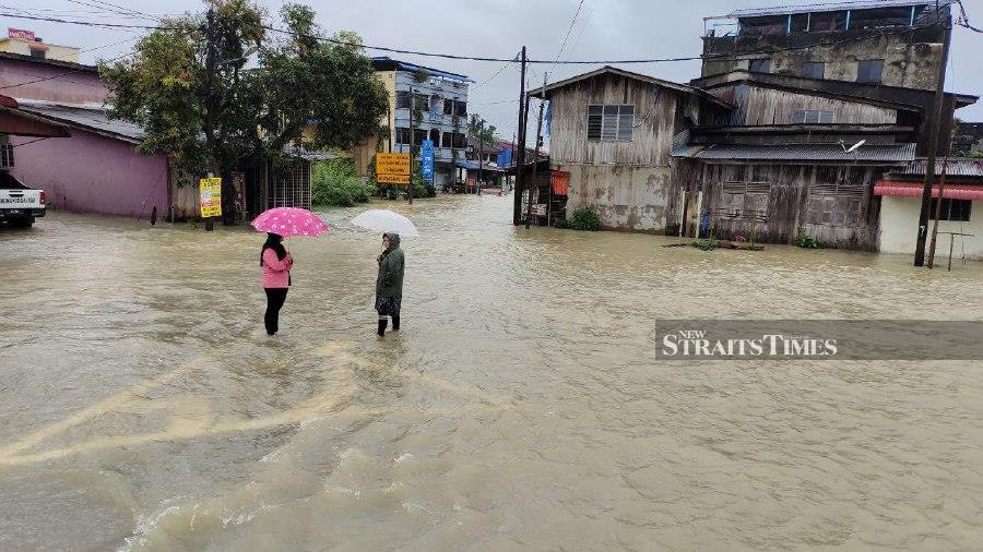 A view of the roads inundated with floodwaters in Kampung Cabang Tiga, Rantau Panjang. - NSTP/SYAHERAH MUSTAFA