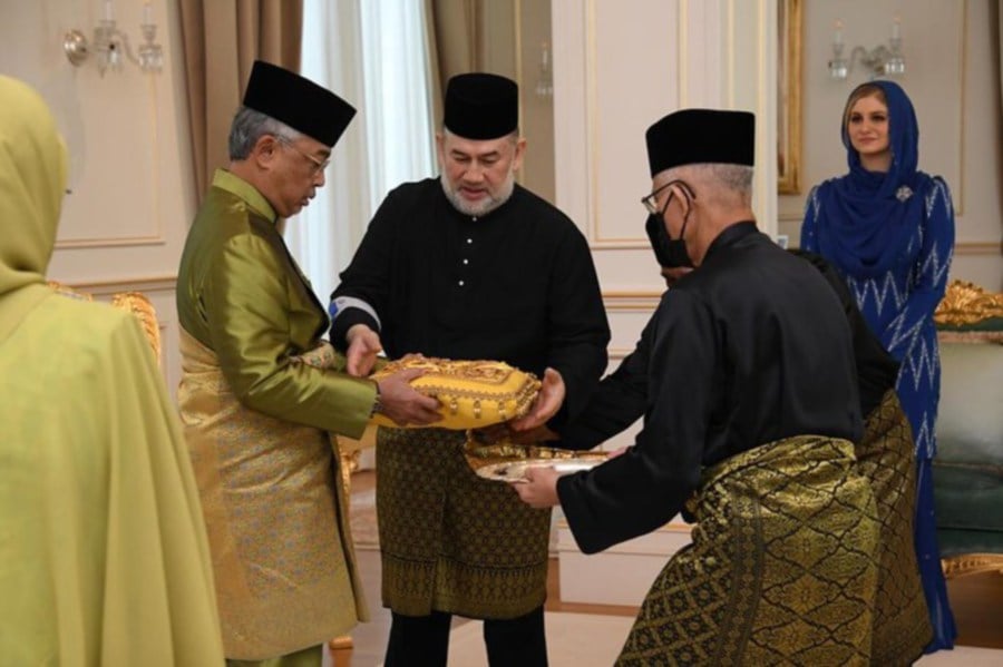  Sultan of Kelantan Sultan Muhammad V confers the state’s highest award, on Yang di-Pertuan Agong Al-Sultan Abdullah Ri’ayatuddin Al-Mustafa Billah Shah at Istana Kelantan.  - Pic credit Instagram istana_negara