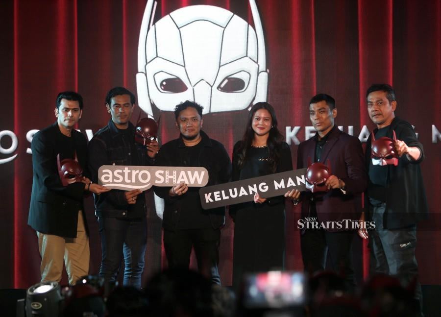 Astro Shaw vice-president Raja Jastina Raja Arshad (third from right) with the cast of upcoming movie Keluang Man (from left) Anwaar Beg Moghal, Remy Ishak, scriptwriter and director Anwari Ashraf, Nas Muammar Zar, or Nas-T, and Datuk Rosyam Nor. NSTP/MOHAMAD SHAHRIL BADRI SAALI