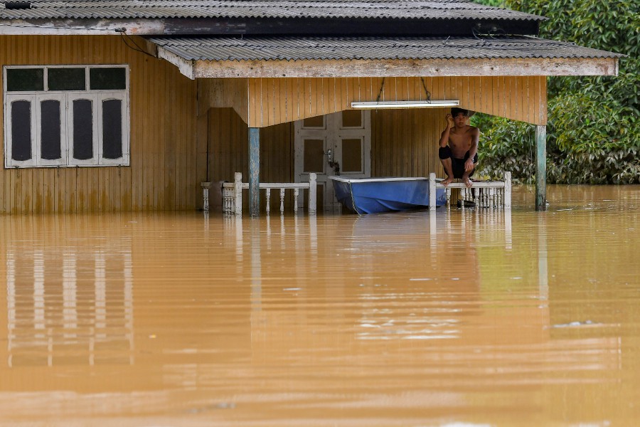Despite the respite in the weather, there was no easing of efforts by rescuers evacuating flood victims as volumes of water from upstream of major rivers flowed towards the sea. - Bernama pic
