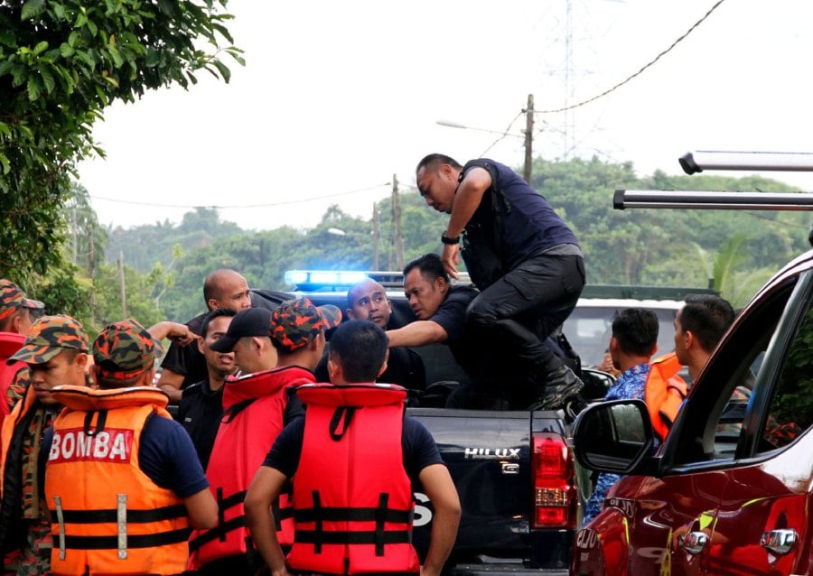 The bodies of two siblings who were swept away by a water surge tragedy in Sungai Kenjur near Kampung Poh, Bidor here have been found.- BERNAMA pic