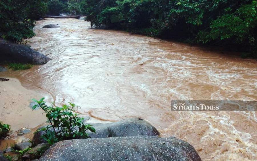 Malaysians are reminded not to conduct recreational activities at picnic areas or waterfalls throughout the Northeast Monsoon period that will begin in the middle of next month till March 2024. - NSTP file pic