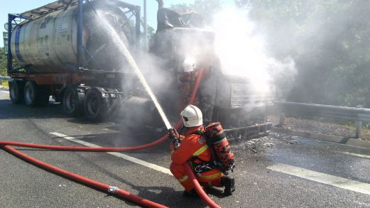 Firemen’s quick action saved a trailer filled with kerosene from blasting when the trailer head hauling it caught fire. Pix courtesy from Fire and Rescue Department
