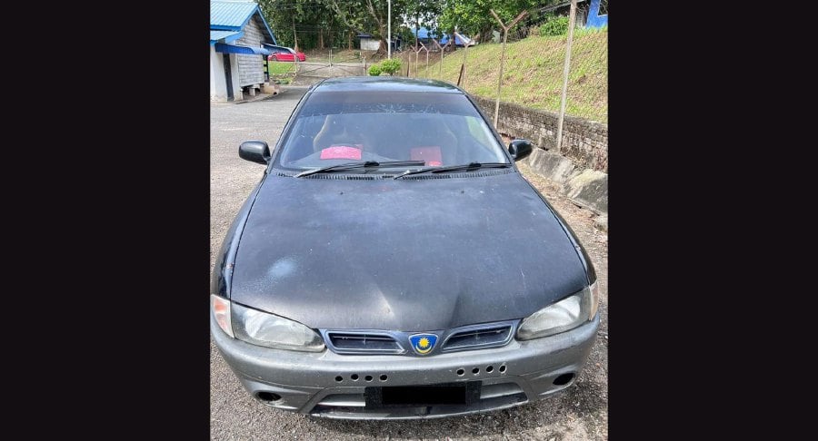 Police said in the Nov 27 incident, a police team during a patrol round spotted two men behaving suspiciously in a Proton Satria at the Arau Expressway about 1.40am. - Pic courtesy of Arau police