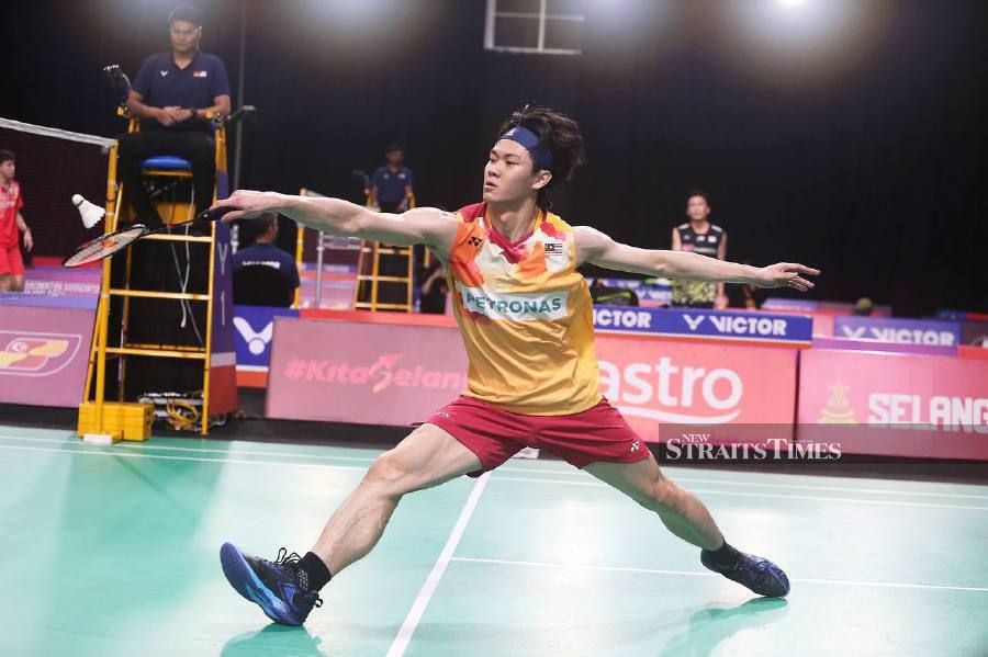 Lee Zii Jia in action against Chinese Taipei’s Lin Chun Yi during the Badminton Asia Team Championships (BATC) at Setia City Convention Centre. -NSTP/SAIFULLIZAN TAMADI