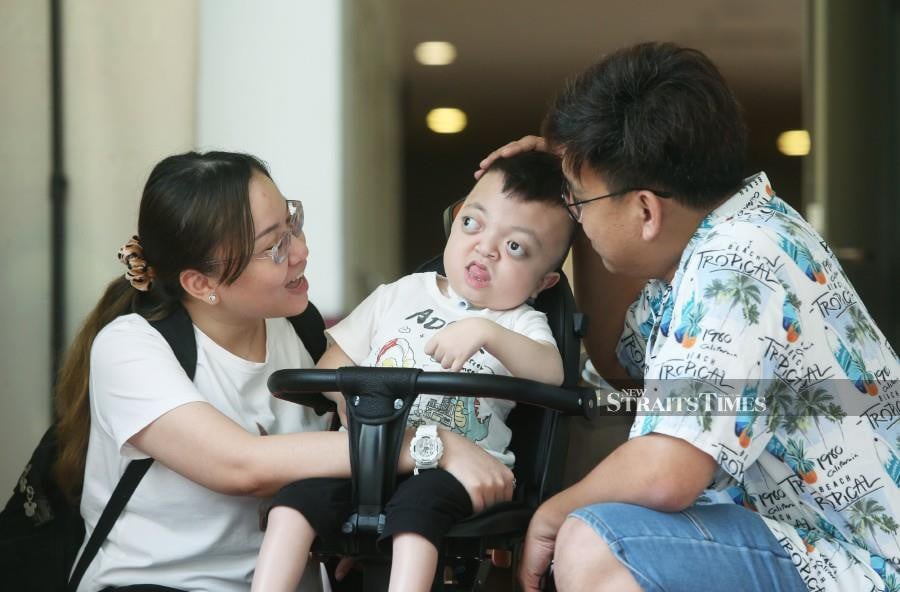  Ong Lit Han and his wife Chong Pui Ye checking on their child Ong Zheng Qiang at Universiti Malaya Medical Centre. -NSTP/ROHANIS SHUKRI