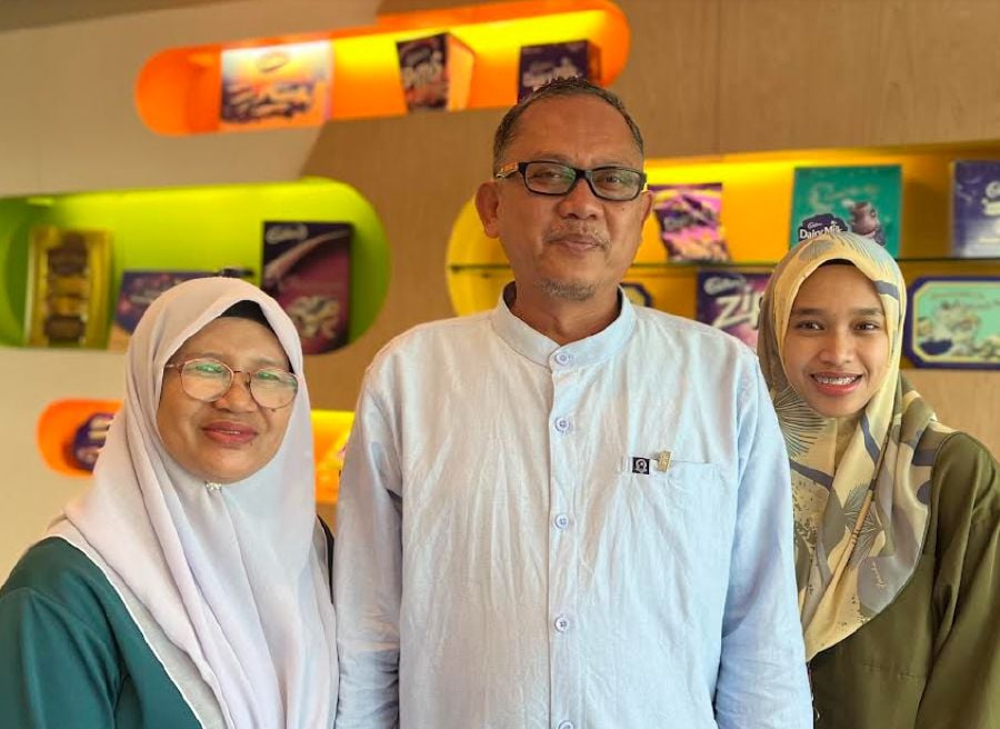 Khalib with his wife Jamna Mohd Yatim (left) and daughter Nurhanna Athirah (right). Photo courtesy of Cadbury Confectionery Malaysia Sdn Bhd