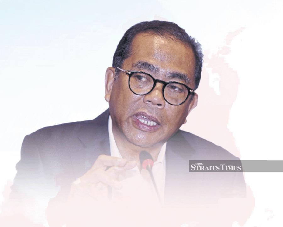  DATUK SERI MOHAMED KHALED NORDIN Defence Minister Among the immediate issues Khaled will have to tackle is the Armed Forces Fund Board (LTAT), especially over its holdings in diversified group Boustead Holdings Bhd. Khaled’s predecessor, Datuk Seri Mohamad Hasan, had said Boustead’s restructuring was crucial to reducing LTAT’s dependence on its income. Boustead was privatised by LTAT earlier this year due to financial constraints the company faced. Khaled will also have to address the littoral combat ship project, which came under fire due to the revelation last year that none of the vessels had been completed despite Putrajaya having forked out RM6.08 billion. The Public Accounts Committee, during the recent Parliament sitting, said the fifth vessel was set to be completed by 2029. - NSTP/MOHD FADLI HAMZAH