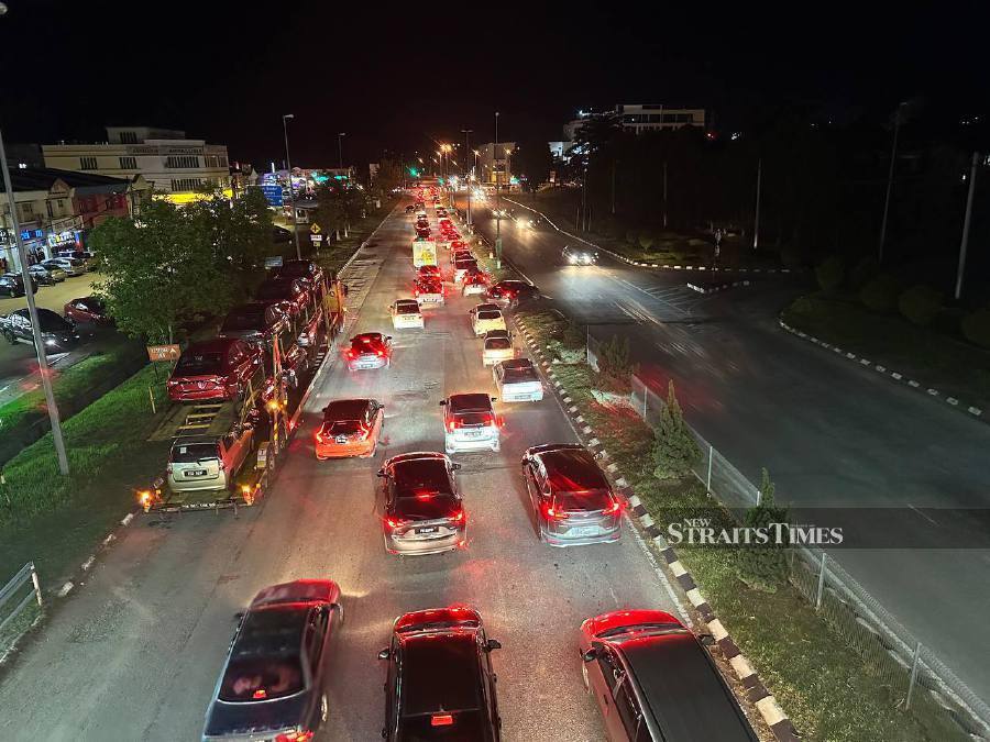 A general view of the traffic along Kuala Lipis-Gua Musang, ahead of the Aidiladha holidays. - NSTP/Paya Linda Yahya