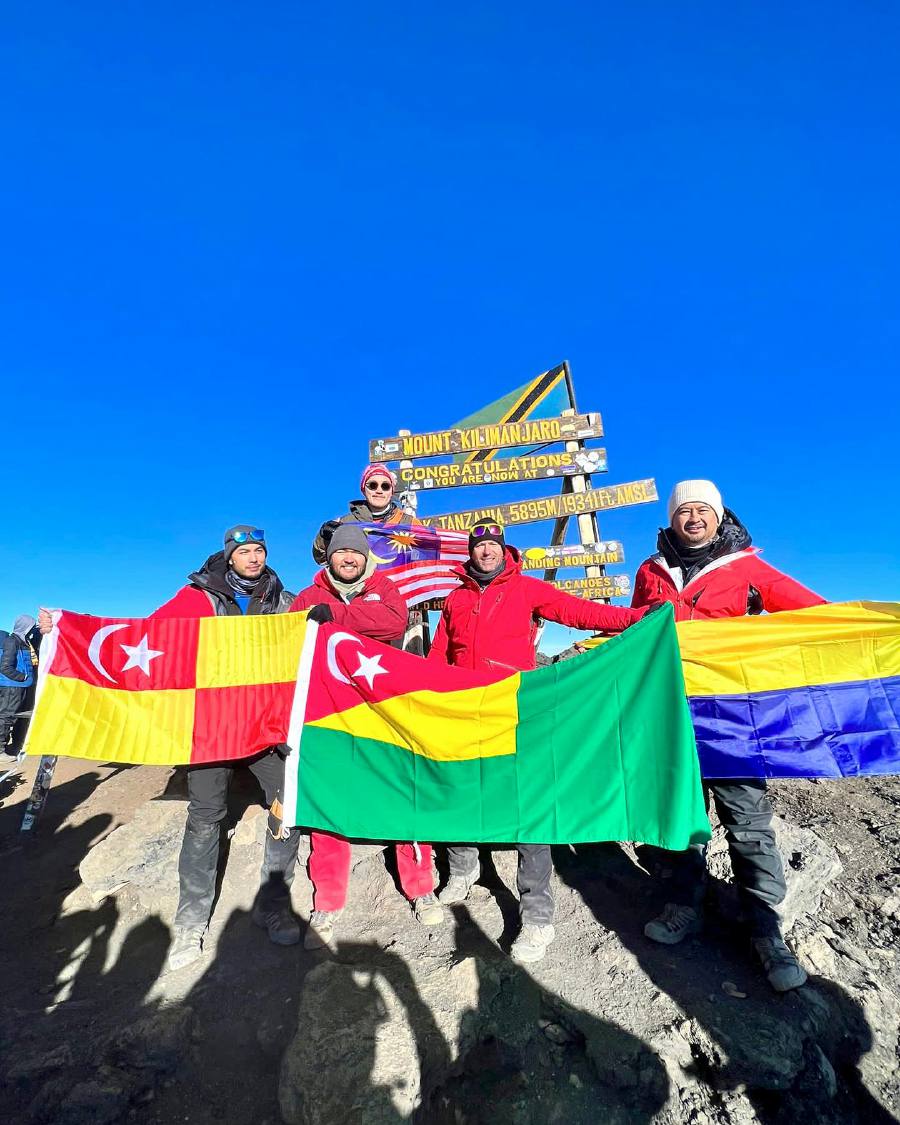  Raja Muda of Selangor, Tengku Amir Shah Sultan Sharafuddin Idris Shah and his entourage pose at the peak of Mount Kilimanjaro. - Pic credit Facebook selangorroyaloffice 