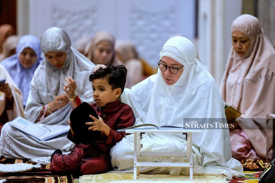  Raja Permaisuri Agong Tunku Hajah Azizah Aminah Maimunah Iskandariah at the Yasin recital ceremony.-Bernama pic