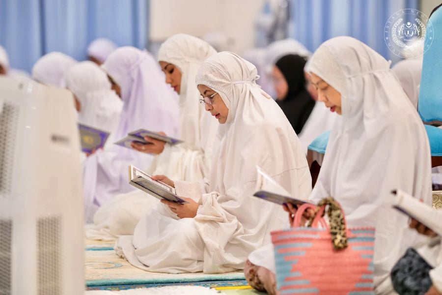 Her Majesty Raja Zarith Sofiah, Queen of Malaysia, reciting Yasin during the ceremony at Masjid Tunku Laksamana Abdul Jalil. - Pic credit Facebook officialsultanibrahim 