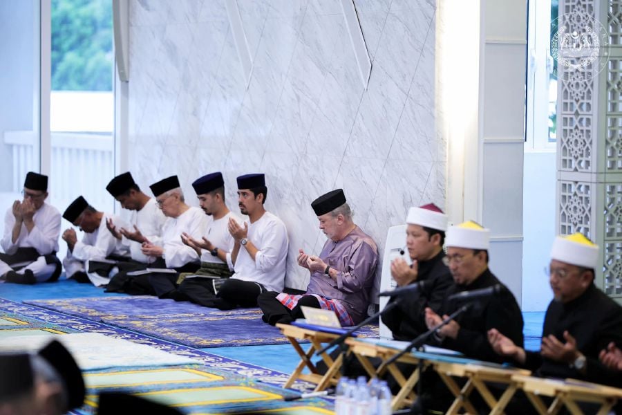 His Majesty Sultan Ibrahim, King of Malaysia offering prayers during the Yasin recitation and tahlil ceremony in remembrance of the Tunku Laksamana of Johor, Almarhum Tunku Abdul Jalil at Masjid Tunku Laksamana Abdul Jalil. - Pic credit Facebook officialsultanibrahim 