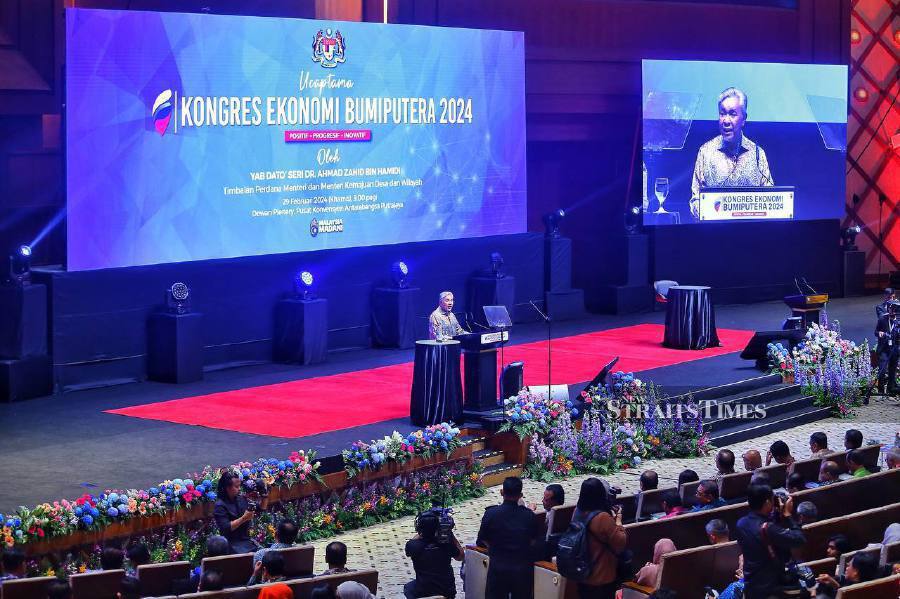 Deputy Prime Minister Datuk Seri Dr Ahmad Zahid Hamidi delivers his keynote address during the launch of the Bumiputera Economic Congress (KEB) in Putrajaya. -NSTP/MOHD FADLI HAMZAH