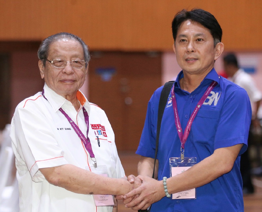 Barisan Nasional candidate for Iskandar Puteri (P162) Datuk Jason Teoh Sew Hock (Right) said he was not the least bit intimidated going against Lim Kit Siang for the hot seat. Pic by NSTP/MOHD AZREN JAMALUDIN