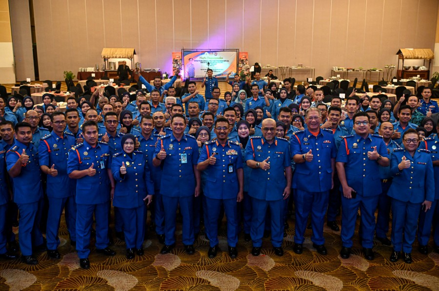 Civil Defence Force (APM) Chief Commissioner, Datuk Aminurrahim Mohamed with his officers after the medal and certificate presentation ceremony in Kuala Nerus. - BERNAMA PIC