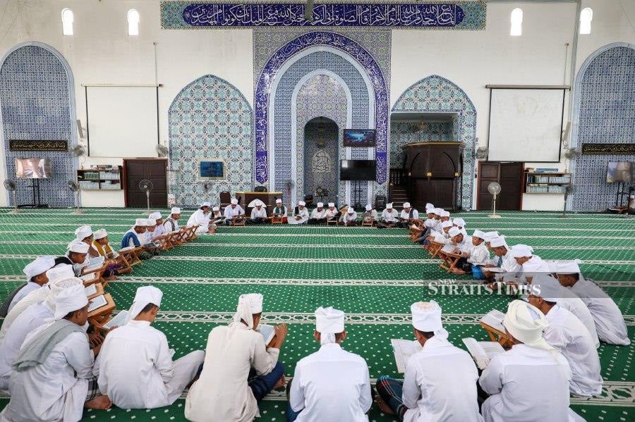 DUNGUN, March 19 — Students of the Madrasah Quran Pinang Baru are reciting the Quran in congregation at the Sultan Mahmud Mosque in Bandar Al Muktafi Billah Shah during Ramadan. - BERNAMA PIC 