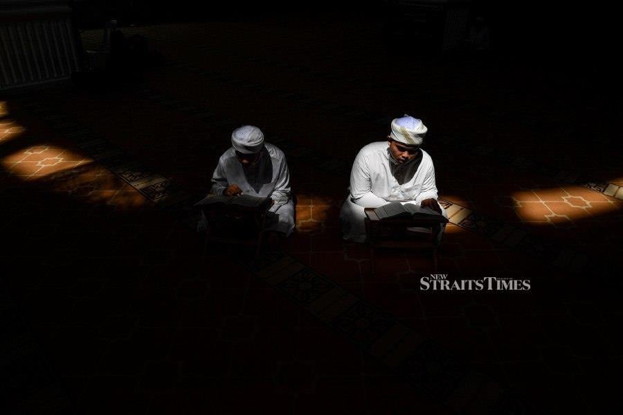  KUALA LUMPUR, March 19 — Tahfiz students Faris Arrashid (right) and Zulfaqar Amir diligently reciting the Quran at Jamek Mosque in Kampung Baru. -BERNAMA PIC 
