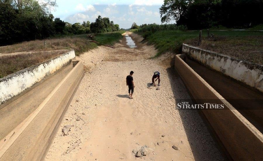 PASIR MAS, MARCH 19 — The drainage in Kampung Aur Duri, Pasir Mas has dried up due to the current hot weather. NSTP/NIK ABDULLAH NIK OMAR