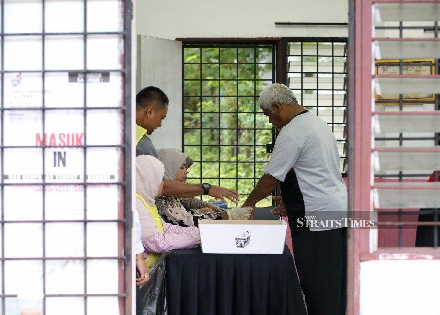 A voter casts his vote at Dewan Serbaguna dan Kompleks Sukan Daerah Hulu Selangor. - NSTP/SAIFULLIZAN TAMADI