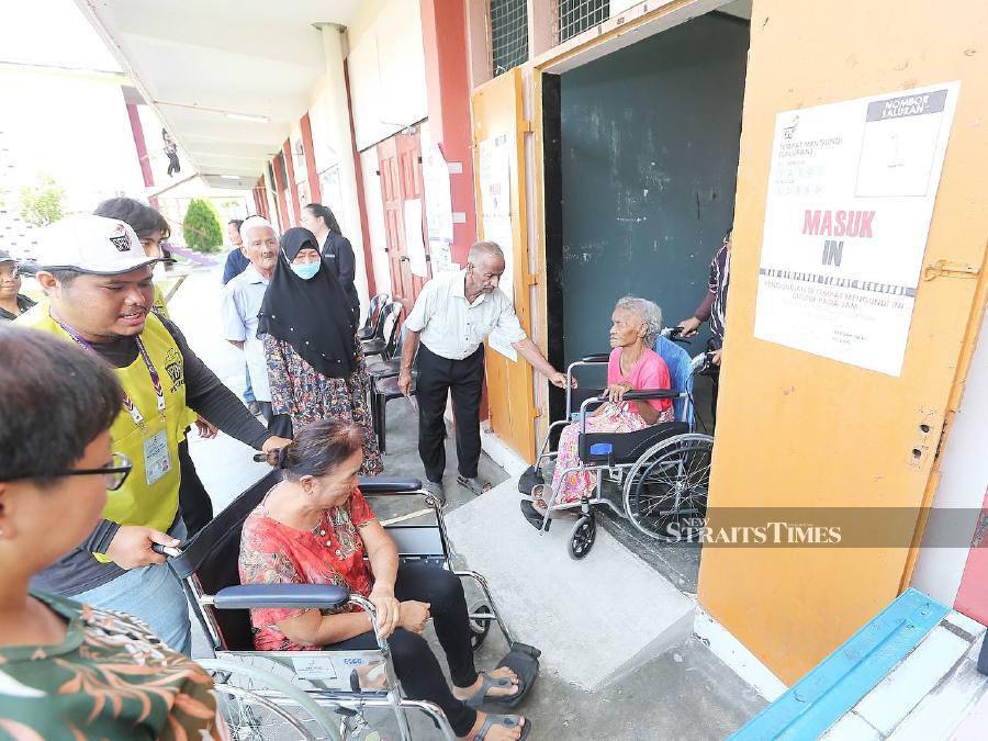 The polling process at the Kuala Kubu Baharu state seat by-election. NSTP/SAIFULLIZAN TAMADI