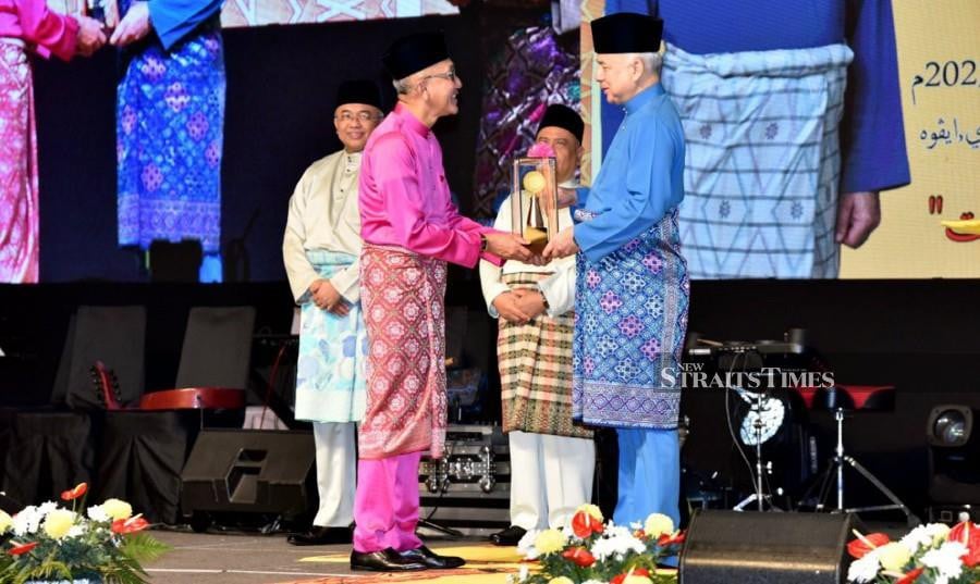 Nstp Group Managing Editor Receives Tokoh Pengamal Media Award 