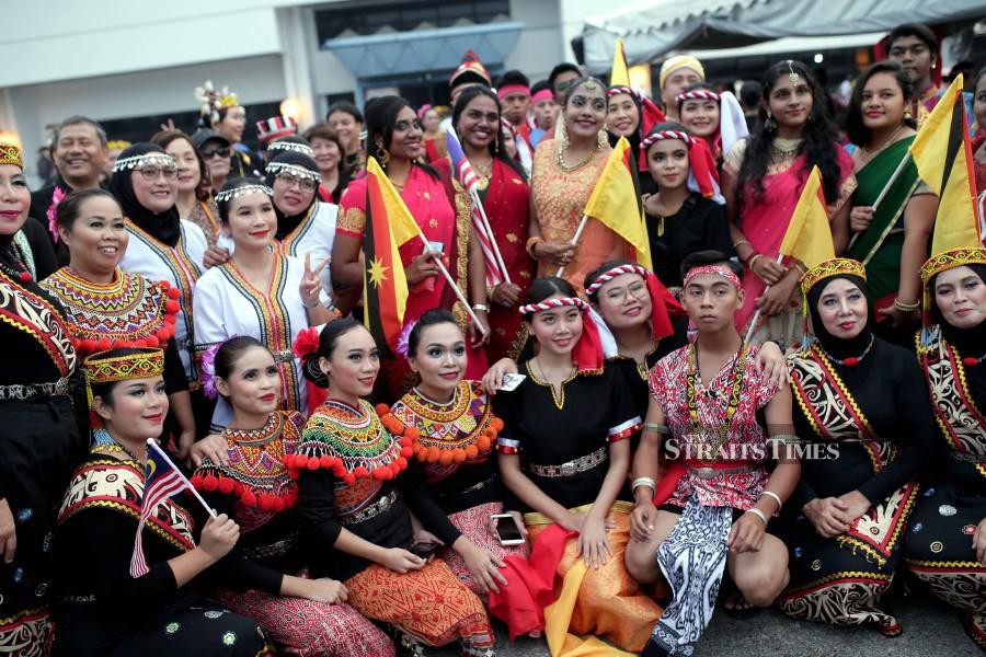 Thousands brave haze in Kuching to attend Malaysia Day celebration ...