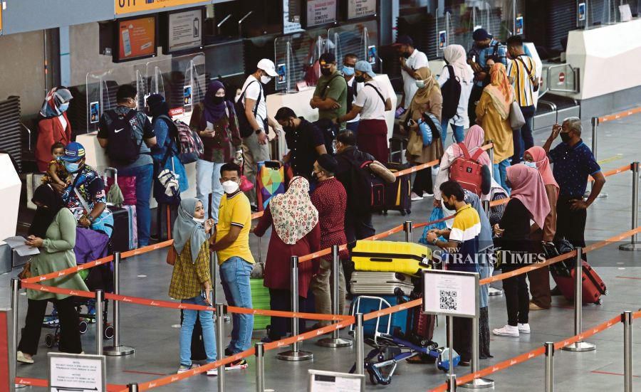 A general view of passengers checking-in at the KLIA2.  - NSTP file pic