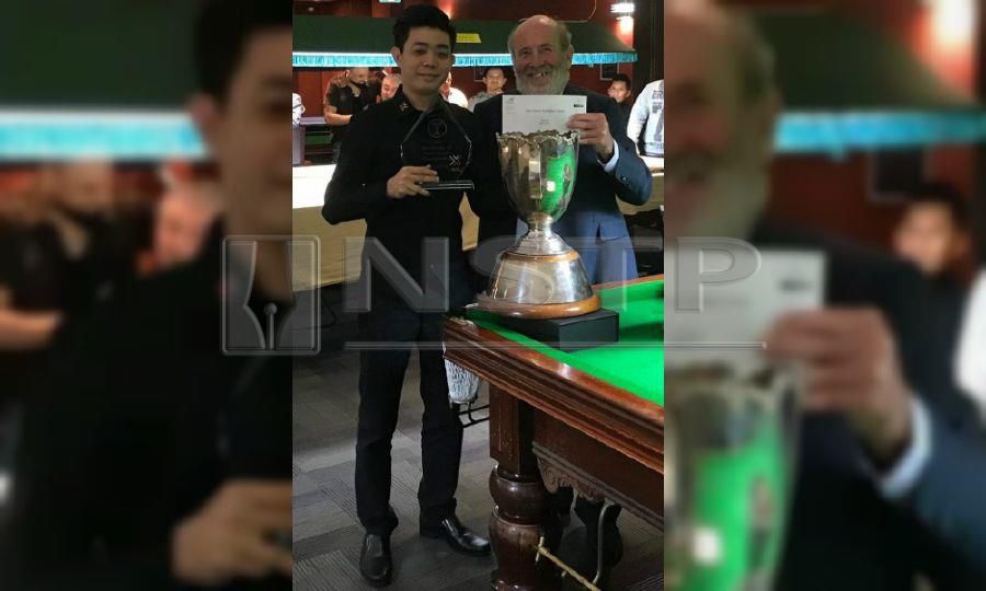 Keen Hoo (left) with trophy after winning the Australian Snooker Championship. Courtesy pic.
