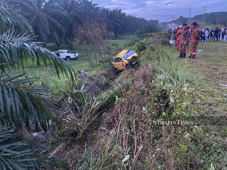 A 35-year-old man was tragically killed while assisting a victim of a car accident at KM18.8 of the Sungai Rengit-Jalan Kota Tinggi yesterday. - NSTP pic