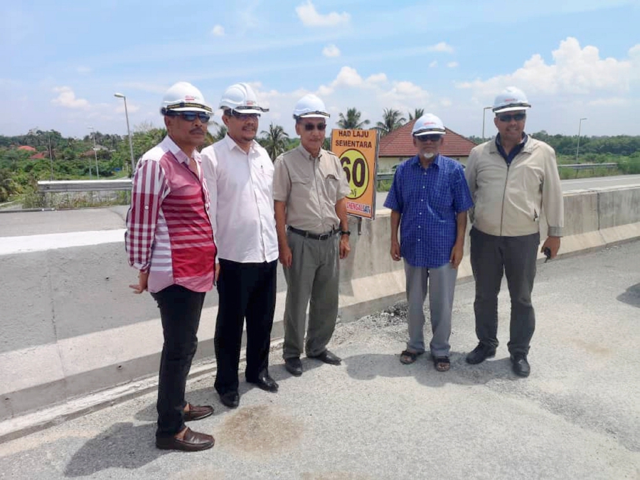 State Pakatan Harapan Works Ministry portfolio chairman Ab Aziz Ab Kadir (2nd left) said such a move would make things smoother for motorists when traffic reaches its peak during the festive season.NSTP/pic courtesy NST Reader