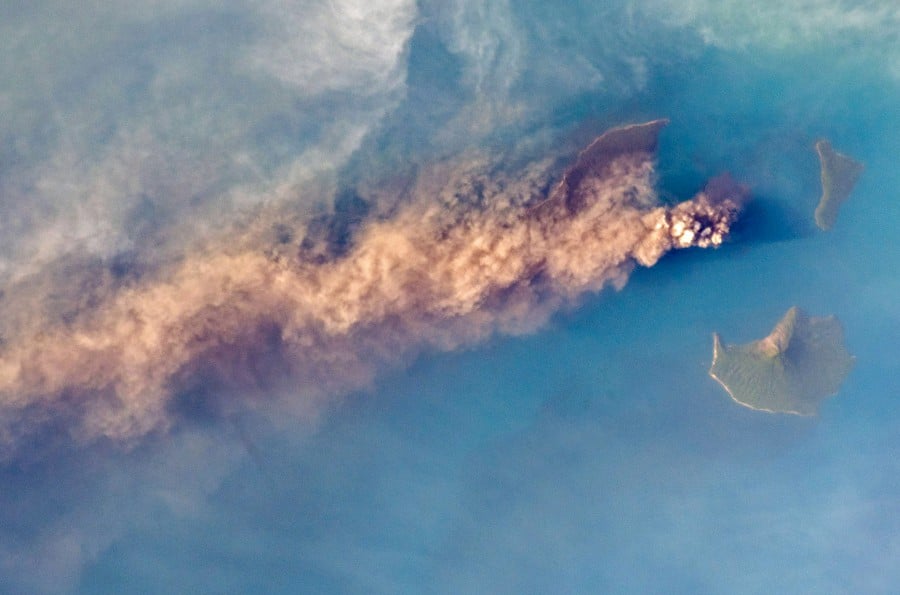 Foto erupsi gunung Anak Krakatao. Foto: European Space Agency (ESA) 