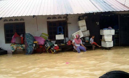 Residents stranded at Kampung Kubu Gajah, Sungai Buloh. Pix courtesy of NST reader.