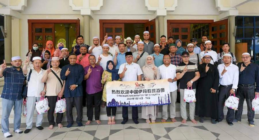 Pahang Communications and Multimedia, Youth, Sports and Non-governmental Organisations Committee chairman Fadzli Mohamad Kamal (middle, with songkok) along with Pahang Unity, Tourism and Culture Committee chairman Leong Yu Man and Bentong member of parliament Young Syefura Othman with the imams at Sultan Ahmad Shah mosque in Bentong.