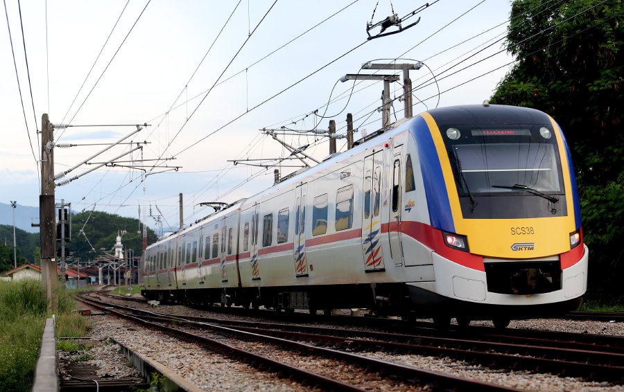 Transport Minister Datuk Seri Liow Tiong Lai said he has directed KTMB and Prasarana to work together to integrate 20 of their stations with the Mass Rapid Transit (MRT) and Light Rail Transit (LRT) systems by next month. File pic by HAZREEN MOHAMAD.