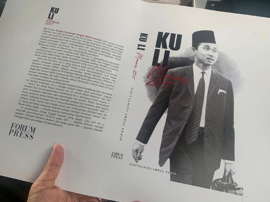 Tun Musa Hitam today launched the book by YM Tengku Razaleigh Hamzah, written by Datin Zinitulniza Abdul Kadir, titled "Ku Li: Memoir 205,". - Pic credit FB Zinitulniza Abdul Kadir