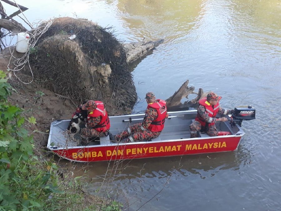  Authorities have found the body of a missing 15-year-old boy in the waters of Sungai Ketil near Kampung Kuala Merak here today.- Courtesy pic (Bomba)