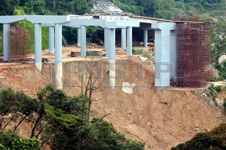 (File pic) The special state committee investigating the Bukit Kukus landslide in October will table its findings to the Penang government on Wednesday. (NSTP/MIKAIL ONG)