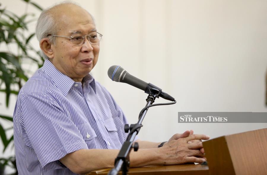 (File pic) Gua Musang federal lawmaker Tan Sri Tengku Razaleigh Hamzah has proposed that asset declaration should also include high-ranking officers in the government, police force and businessmen. (NSTP/MOHAMAD SHAHRIL BADRI SAALI)